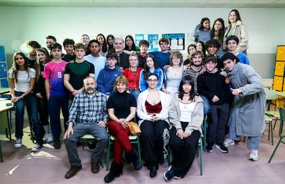 Parte del grupo de memoria histórica del Colegio Lourdes-FUHEM junto a los profesores participantes en el proyecto, el 19 de febrero.