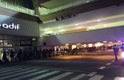 Cientos de personas esperan en la cola para conseguir un taxi esta madrugada en la madrileña estación de Chamartín. Los pasajeros llegaron con muchas horas de retraso después de que un enganchón en una catenaria mantiene cortado el tráfico ferroviario entre Valladolid y Venta de Baños (Palencia), en ambos sentidos, lo que ha afectado a unos doce trenes y puede afectar a más de 2.000 viajeros.