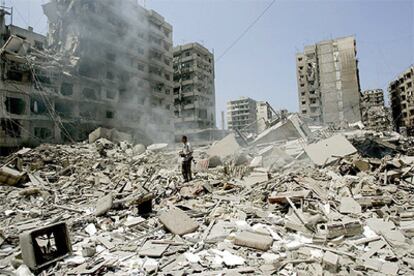 Un fotógrafo pasa por una calle llena de escombros al sur de Beirut.