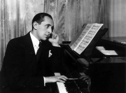El pianista Vladímir Hórowitz posa ante el piano en 1936. 