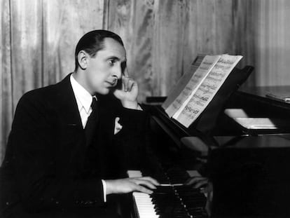 El pianista Vladímir Hórowitz posa ante el piano en 1936. 