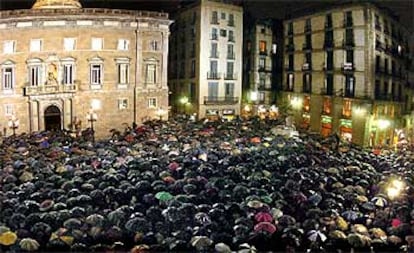 Cerca de 5.000 personas se han concentrado hoy en la plaza de Sant Jaume.