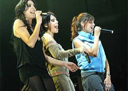 Las Niñas, durante su actuación el viernes por la noche en el festival Actual 2004 de Logroño.