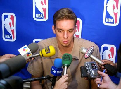 El jugador español del equipo de baloncesto del Barcelona Pau Gasol, durante la rueda de prensa que ofreció hoy en Nueva York, donde mañana participará en la ceremonia del " draft" para elegir a los jugadores más codiciados, sesión que se celebrará en el Madison Square Garden con presencia de representantes de los veintinueve equipos de la NBA.