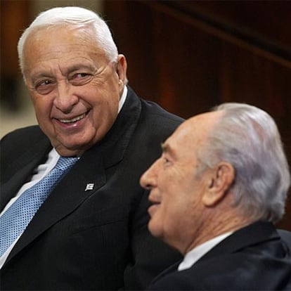 Sharon charla con Peres, ayer en la Knesset (Parliamento) en Jerusalén.
