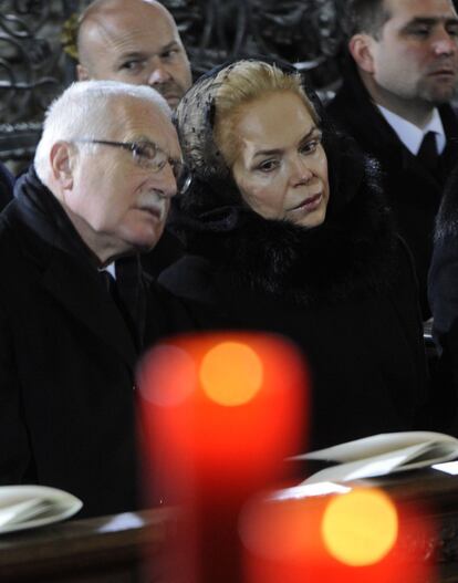 El actual presidente de la República Checa, Vaclav Klaus, junto a la viuda de Havel, Dagmar Havlova, en el funeral de Estado por el expresidente en la Catedral de San Vito.