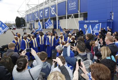 Los aficionados del Leicester City celbgran el título de la Premier League inglesa.
