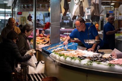 Clientes de una pescadera del mercado de la Encarnacin de Sevilla, el 3 de diciembre.