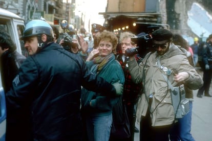 La actriz y activista Susan Sarandon fue arrestada por desobediencia civil en 1982 por intentar frenar el derribo del teatro Morisco de Broadway. En 1999 también fue detenida por manifestarse en un caso de violencia policial. 