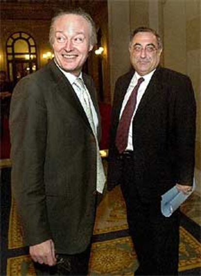 Josep Piqué (PP) y Joaquim Nadal (PSC), ayer en el Parlamento catalán.