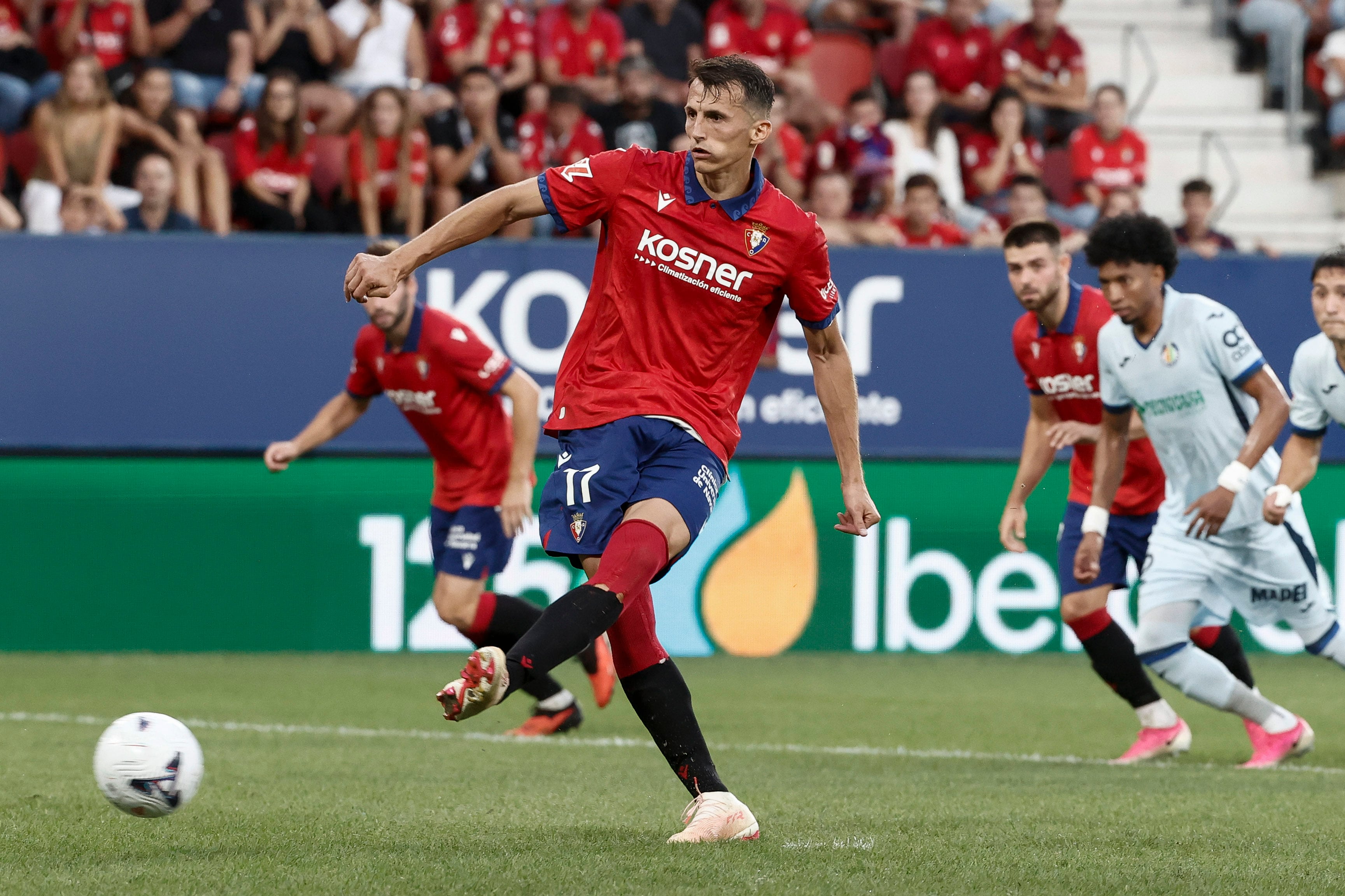 Budimir, de penalti, consolida ante el Getafe el buen arranque de Osasuna