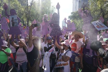 Mujeres protestan en Ciudad de México contra la violencia de género. En 2021, el Instituto Nacional de Estadística y Geografía (INEGI) reportó que a nivel nacional, del total de mujeres de 15 años y más, 70.1 % han experimentado al menos un incidente de violencia