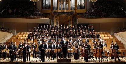 La orquesta y la coral saludan al inicio del recital.