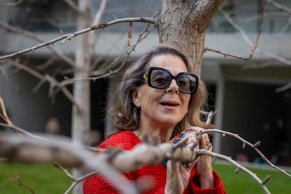María Soledad Font en los jardines de su departamento, en Santiago.