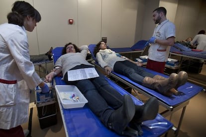 Dos donantes que participaron en el maratón organizado por el Banco de Sangre.