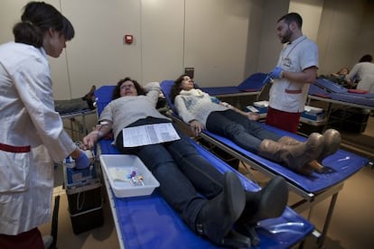 Dos donantes que participaron en el marat&oacute;n organizado por el Banco de Sangre.