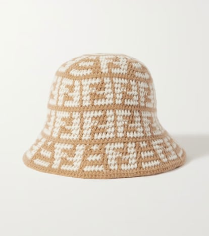 El crochet teje el logo de Fendi en este sombrero ‘bucket’, otro de los grandes infalibles del fondo de armario para la época veraniega. 690 €