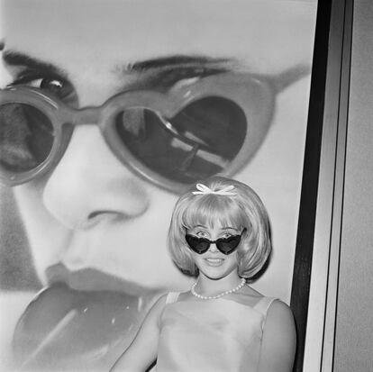 Sue Lyon posaba frente al póster de 'Lolita' (1961), la película que popularizó unas gafas de sol en forma de corazón que, en realidad, solo lucía en las imágenes promocionales.