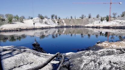 La laguna contaminada de Arganda en proceso de limpieza.