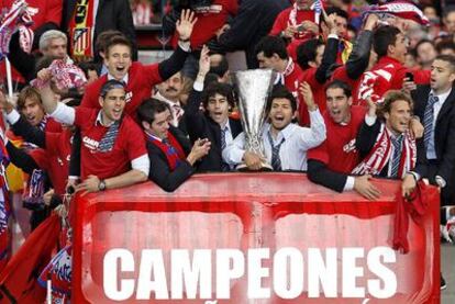 Los jugadores del Atlético de Madrid culminaron en la plaza de Neptuno una jornada de homenajes en las instituciones madrileñas