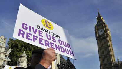 Manifestaci&oacute;n de euroesc&eacute;pticos ante el Parlamento brit&aacute;nico.