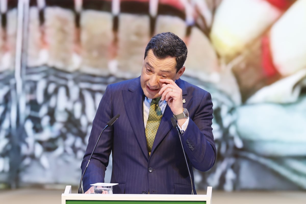 A 28-F with a box of clinex in his hand | Spain A 28-F with a box of clinex in his hand | Spain