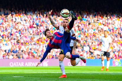 Messi remata de forma acrobática ante Otamendi