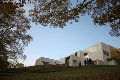 Exterior de la Maison Carré, proyectada por el arquitecto finlandés Alvar Aalto.