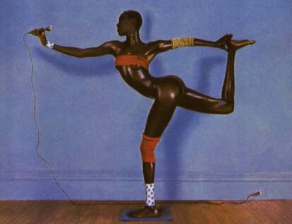 Posar en biquini en la portada de un disco era un indicador de esa tierra de nadie entre la canción del verano y la tonadilla melódico-sexy. Y entonces llegó Grace Jones, fotografiada por Jean Paul Goude, se colocó calentadores en rodilla y pecho, y se convirtió en una escultura. Y, además, lo empleó en la portada de un álbum, 'Island life' (1985), esencial para entender el paso de los setenta a los ochenta.