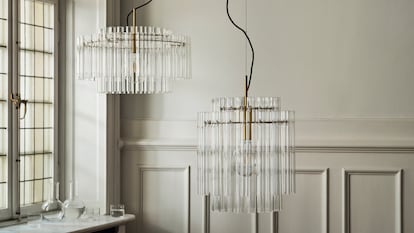 Nike Karlsson es el responsable del diseño de estas lámparas de cristal y acero.