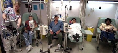 Pacientes de c&aacute;ncer reciben tratamiento de quimioterapia en un hospital de Dallas (EE UU).
