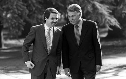 José María Aznar y Felipe González se entrevistan en La Moncloa, en 1996.