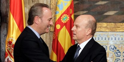 El presidente de la Generalitat, Alberto Fabra, felicita al nuevo consejero de Economía, Máximo Buch, tras su toma de posesión.