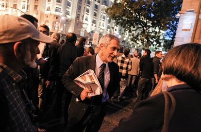 Gaspar Llamazares se acerca a charlar con las personas concentradas en la plaza de Neptuno.