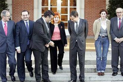 Zapatero, con los organizadores del Congreso de Víctimas del Terrorismo celebrado esta semana en Valencia. En el centro, María Jesús González, madre de la joven Irene Villa. A la derecha, Maite Pagazaurtundua y Gregorio Peces-Barba.