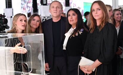 Franois-Henri Pinault, Salma Hayek y Stella McCartney, durante el Fashion Tech Lab, en París.