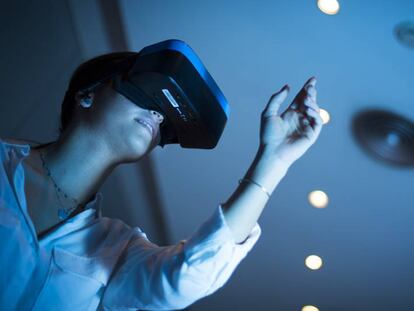 Una noia utilitza unes ulleres de realitat virtual.