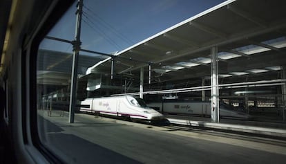 Trenes AVE desde una ventanilla de tren.