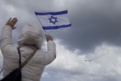 Una mujer sostiene una bandera israelí durante una demostración militar, este jueves en Tel Aviv.