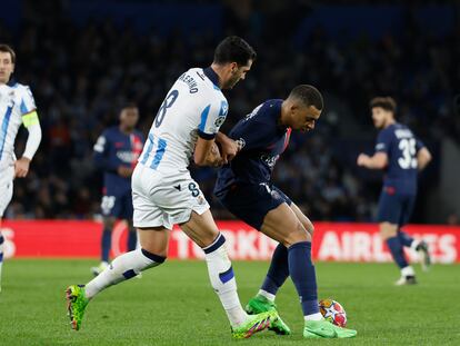 Mikel Marino defiende a Mbappé durante el encuentro de esta noche.