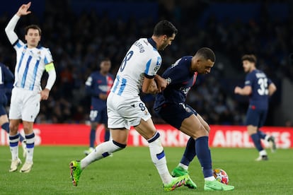 Mikel Marino defiende a Mbappé durante el encuentro de esta noche.