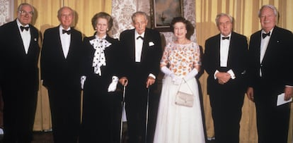 James Callaghan, Sir Alec Douglas-Home, Margaret Thatcher, Harold MacMillan, Harold Wilson y Edward Heath junto a la reina Isabel II, en 1985.