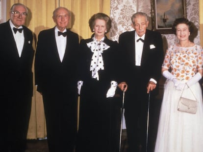 James Callaghan, Sir Alec Douglas-Home, Margaret Thatcher, Harold MacMillan, Harold Wilson y Edward Heath junto a la reina Isabel II, en 1985.