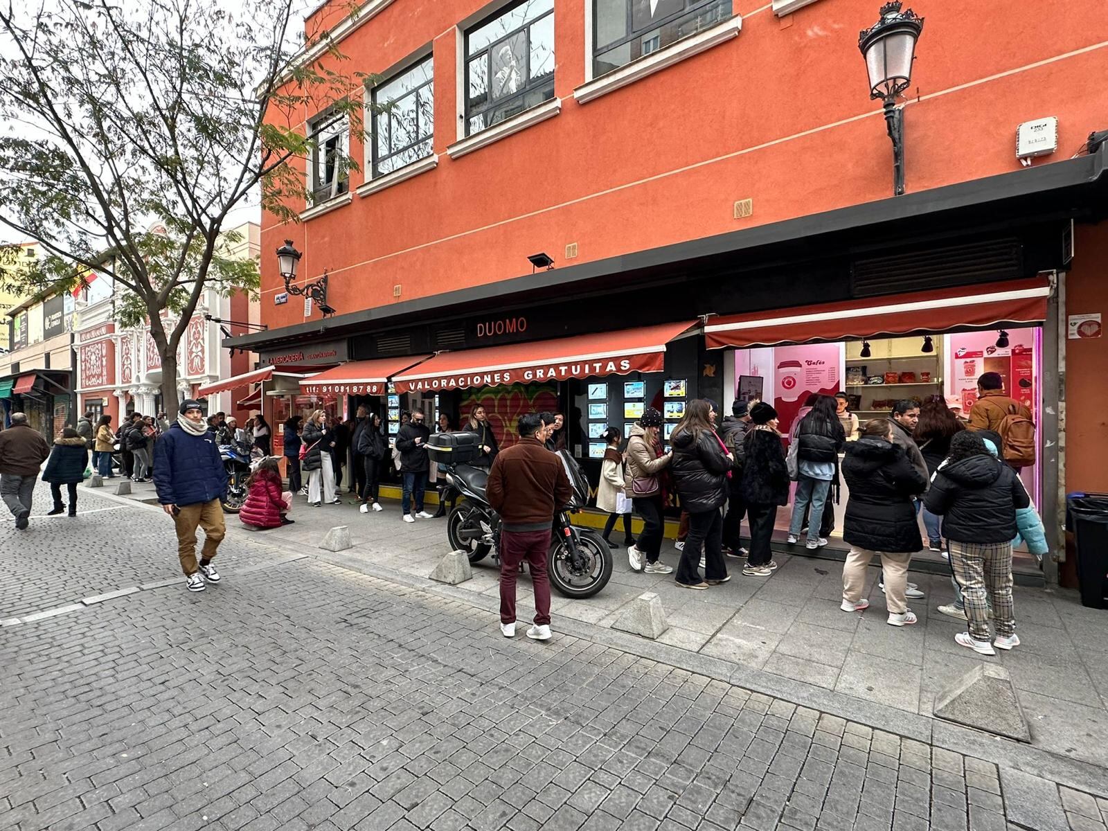 Una cola frente del negocio viral La Fresería, en el mercado de Antón Martín.