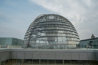 El parlamento alemán, (el Reichstag), en Berlín, diseñado por el arquitecto Norman Foster. 