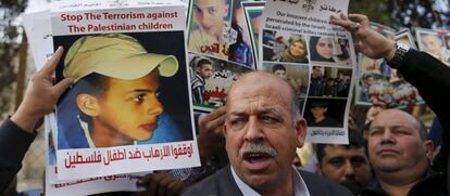 Protesta ante un tribunal de Jerusalén con carteles del adolescente palestino asesinado.