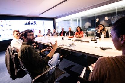 El periodista de EL PAÍS Kiko Llaneras conversa con un grupo de suscriptores en la redacción del diario en Madrid.