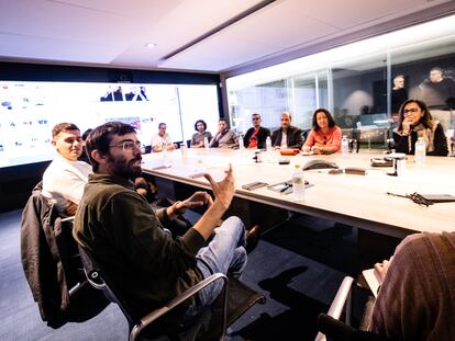 El periodista de EL PAÍS Kiko Llaneras conversa con un grupo de suscriptores en la redacción del diario en Madrid.