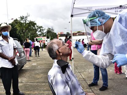 Personal de la salud realiza pruebas de coronavirus este martes en Villahermosa, Tabasco.