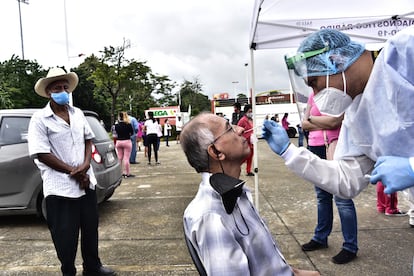 Personal de la salud realiza pruebas de coronavirus este martes en Villahermosa, Tabasco.